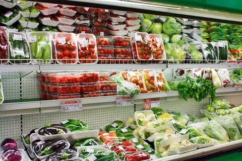 Фрукты в упаковке в магазине
