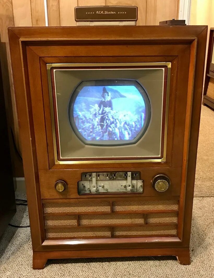 Первые телевизоры россии. RCA CT-100 телевизор. Телевизор RCA 1946. Первый цветной телевизор 1954. Телевизор "экран" 1954г.