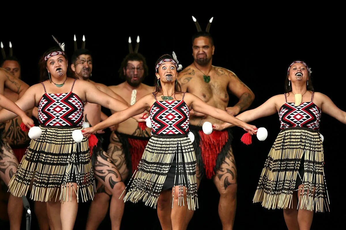 Войны новой зеландии. Маори танец хака. Танец Haka новая Зеландия. Хака танец новой Зеландии. Национальный костюм Маори новой Зеландии.