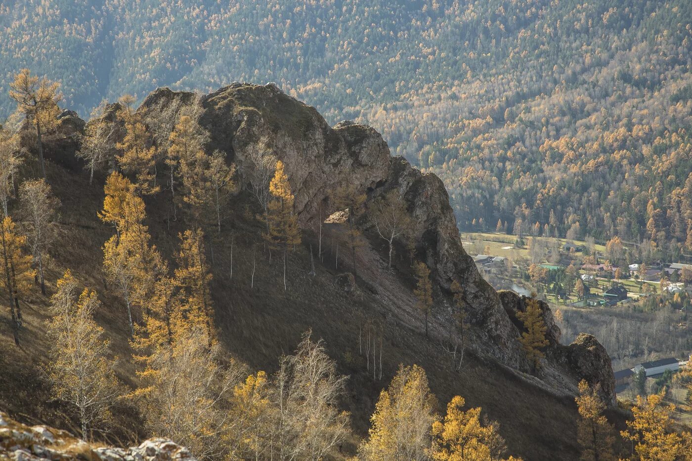 Красноярск арк. Скала арка Торгашинский хребет. Торгашинский хребет Красноярск. Арка Красноярск Торгашинский хребет. Красный гребень Торгашинский хребет.