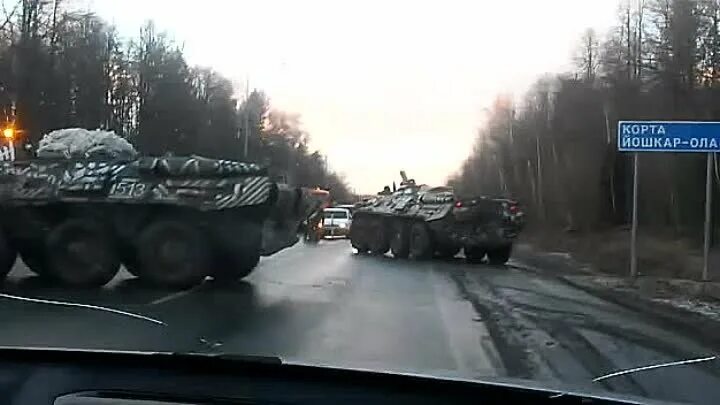 Танк перегородил дорогу. Спецназ перекрыл дорогу. Перекрытие Казанского тракта. Военные перекрыли Куяр.