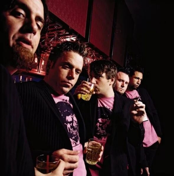 Bloodhound gang солист сейчас. Hound gang. Bloodhound gang обезьянки. Bloodhound gang логотип. Солист блодхаунгенг.