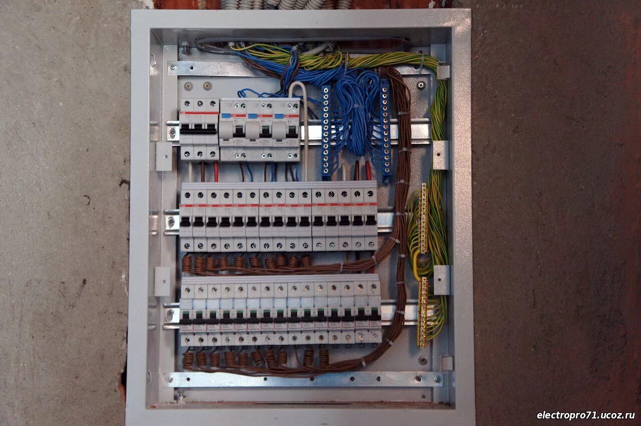 Сборка распределительного щита. Распределительный щит для электропроводки 7к-52. Квартирный щит расключить. Щит распределительный квартирный расключенный. Расключить квартирный щиток.