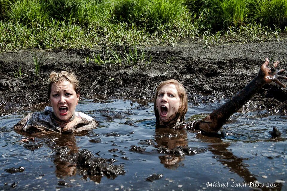 Girl in quicksand. Девочка в болоте Quicksand 2. Девушка тонет в болоте Quicksand.