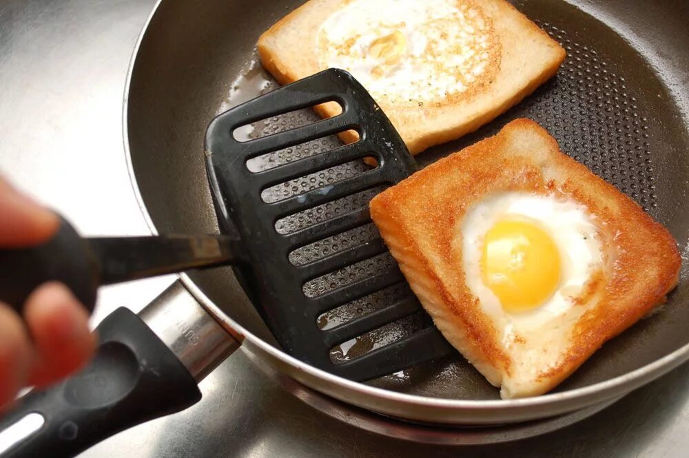 Завтрак яичница в хлебе. Вкусная яичница с хлебом. Сковорода с яичницей. Яйцо в хлебе на сковороде. Что можно приготовить из яиц и хлеба