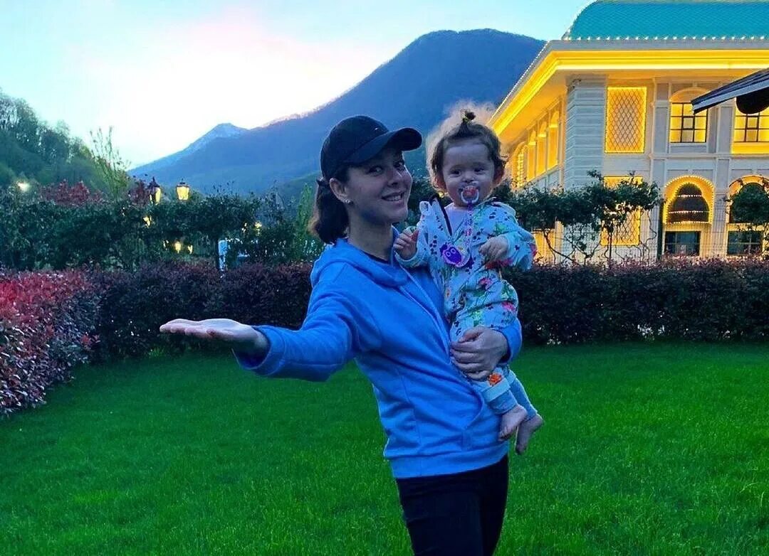 марина кравец 2022. марина кравец 2020. марина кравец с дочкой вероникой. сколько лет ребенку марины кравец. марина кравец дети.