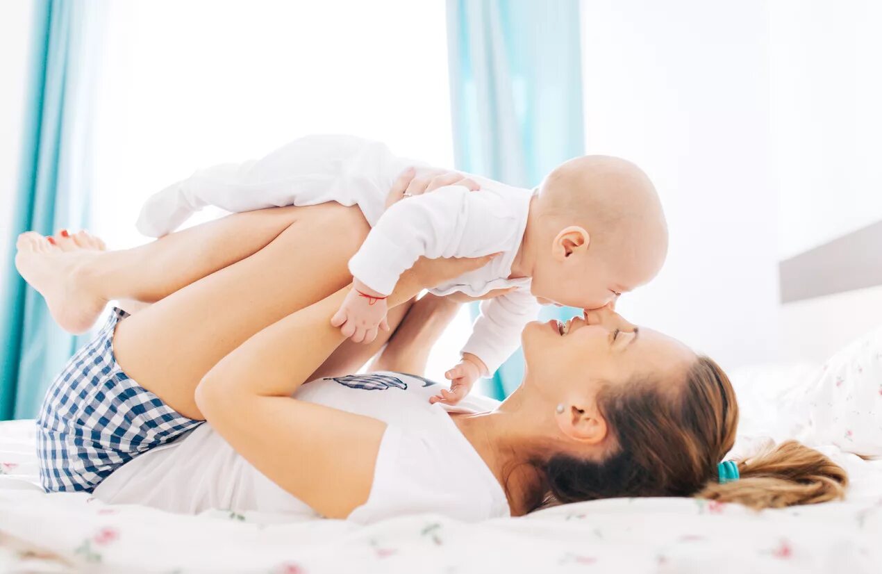 Мам плюс 1. Малыш плюс. Hold the Baby. Woman playing with her Baby. Self-massage photo of children in Bed.