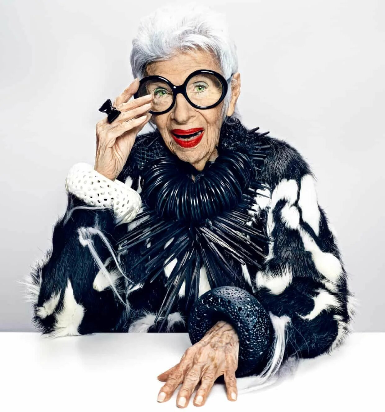 Iris apfel. Айрис Апфель. Айрис Апфель стиль. Айрис баррель Апфель. Айрис Апфель одежда.