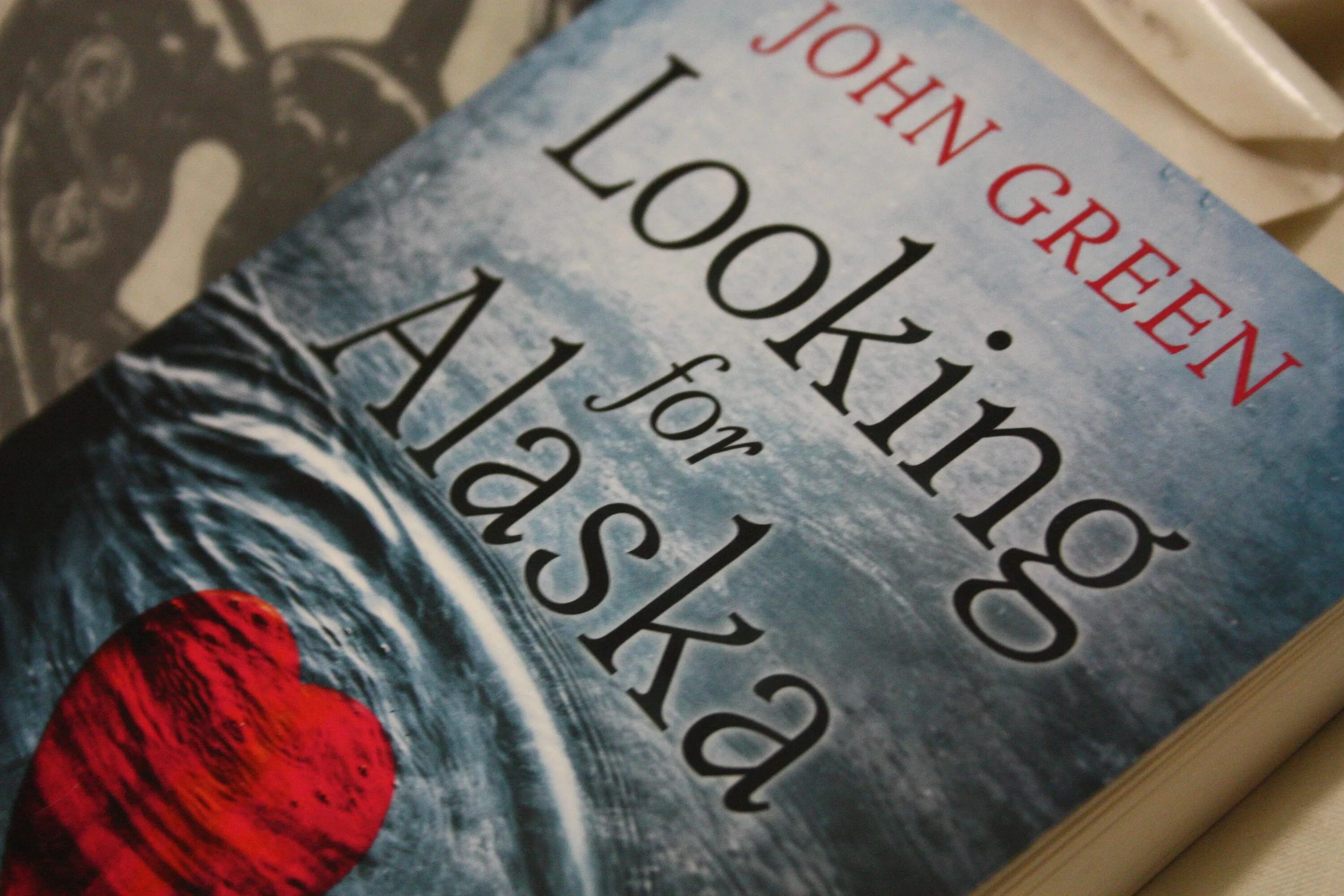 Джон грин аляски. Looking for Alaska книга. John Green looking for Alaska. John Green looking for Alaska book. Джон Грин (писатель).
