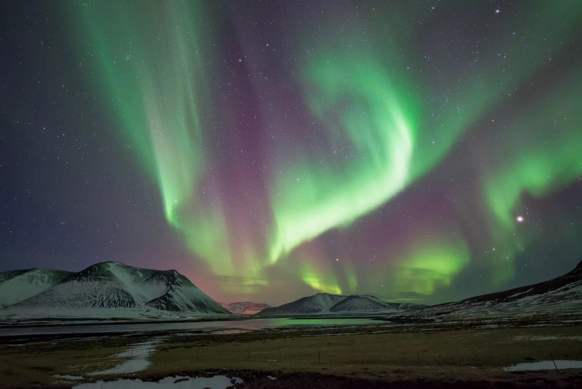 Сполохи Северного сияния. Исландия Северное сияние. Северное сияние и горы Чукотки. Сполохи что это