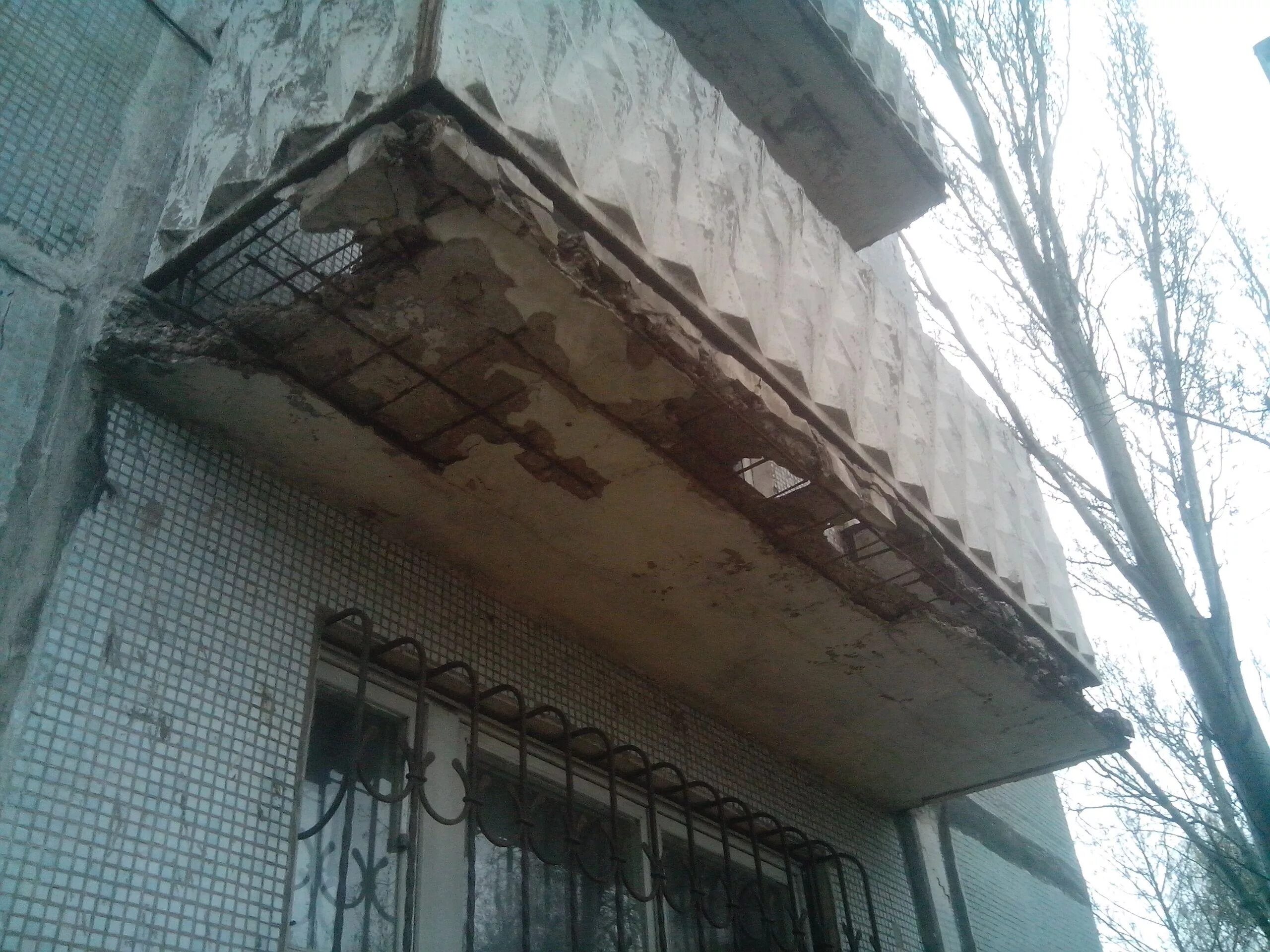 Трещина на балконе. Разрушенные плиты балконов. Разрушение балконной плиты. Восстановление плиты балкона. Разрушение плиты балкона.