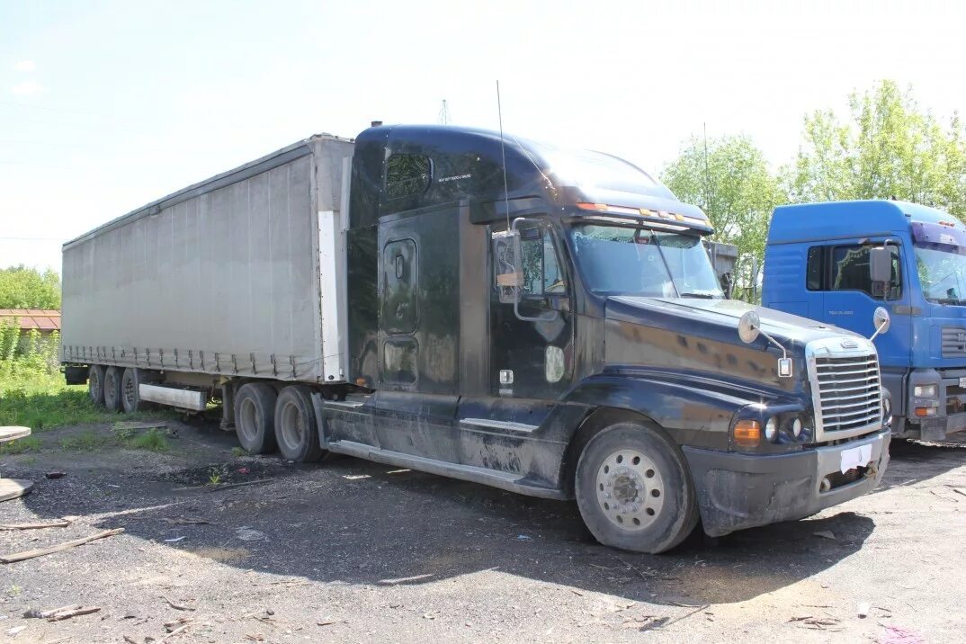 Freightliner 73. Фредлайнер фура 9800. Сцепка тягача. Сцепка тягача с полуприцепом.