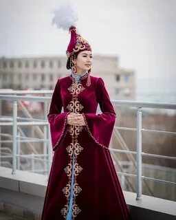 Ақ мөлдір шағын трусикидегі жетілген әйелдер