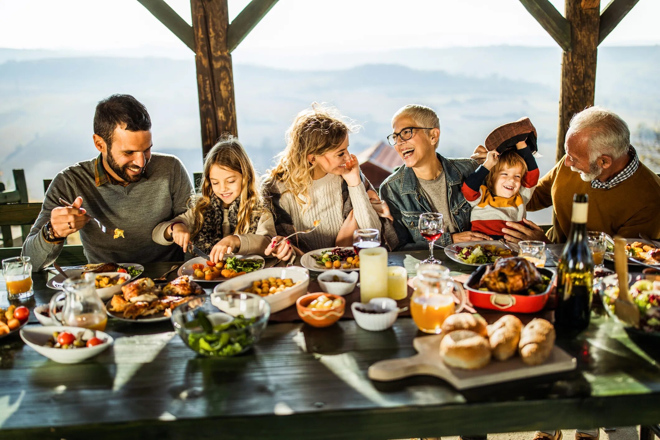 Table friends. Семья за столом. Семья за праздничным столом. Гостеприимство в США. Большая семья за столом.