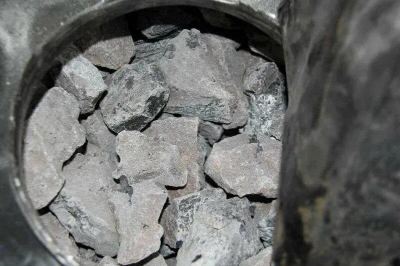 Карбид в выгребную яму. Помойная яма. Ковш для очистки выгребных ям. Чистка выгребных ям карбидом. Карбид в выгребную яму.