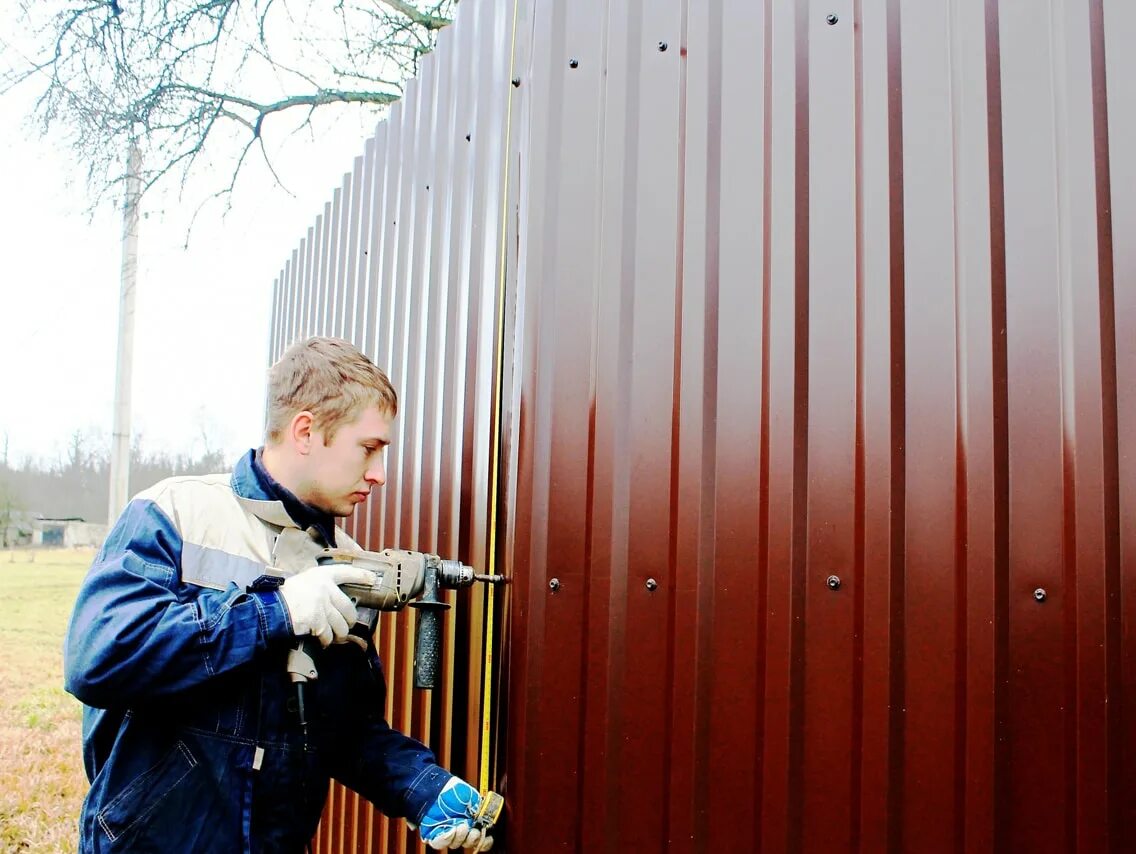 Монтаж профлиста на забор. Монтаж забора. Установщик заборов. Монтаж забора. Монтаж ограждений.