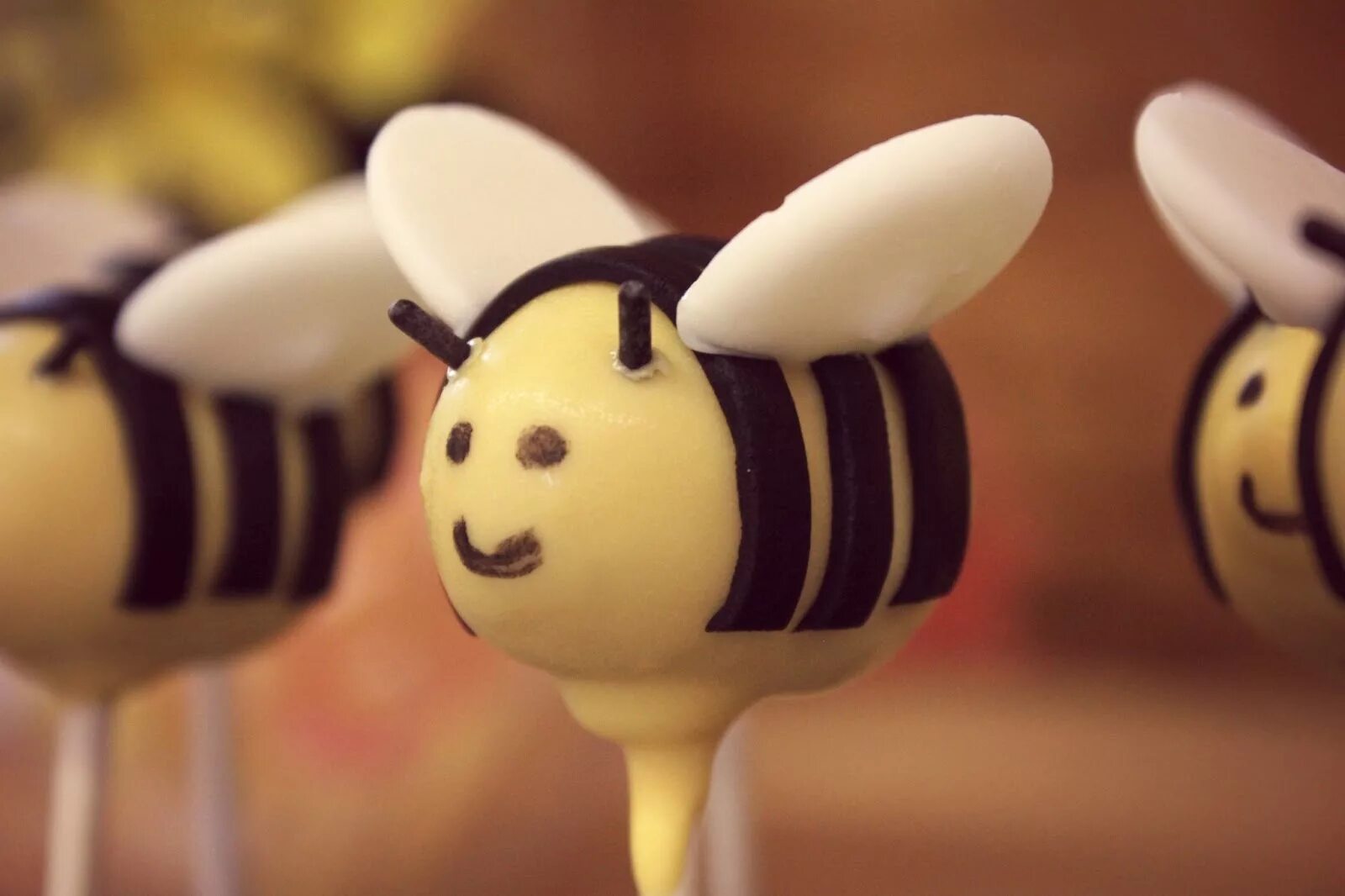 Two pops. Торт с пчелами. Candy Bee. Mini Pop Bee. Bees Happy Day игрушка фиолетовая.