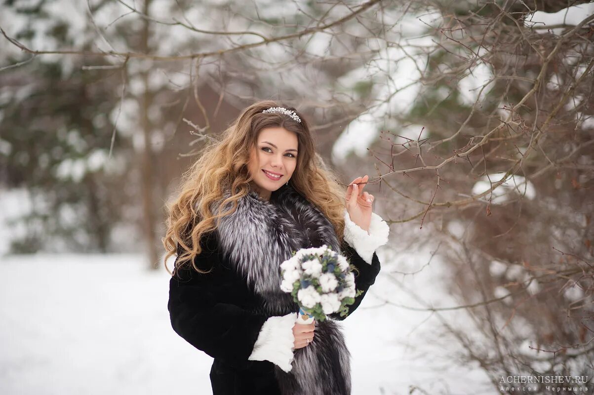 Пришла на фотосессию. Зимняя фотосессия на улице в шубе. Фотосессия в шубе в лесу. Зимняя фотосессия в парке. Женщина в шубе зимой.