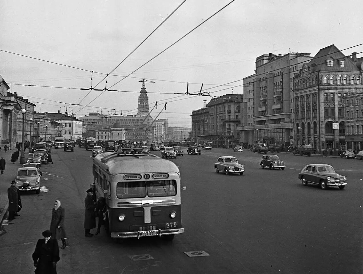 Фото 1951. Москва в 60-е годы. Москва в 1960-е годы. Троллейбус 80 Москва. Москва Колхозная площадь 80-е.