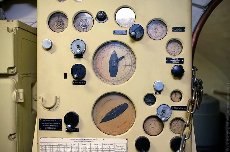 Приборы в лодке. Приборы подводной лодки. Музей подводная лодка «аргонавт». Торпедный аппарат подводной лодки. Торпедный аппарат подводной лодки.