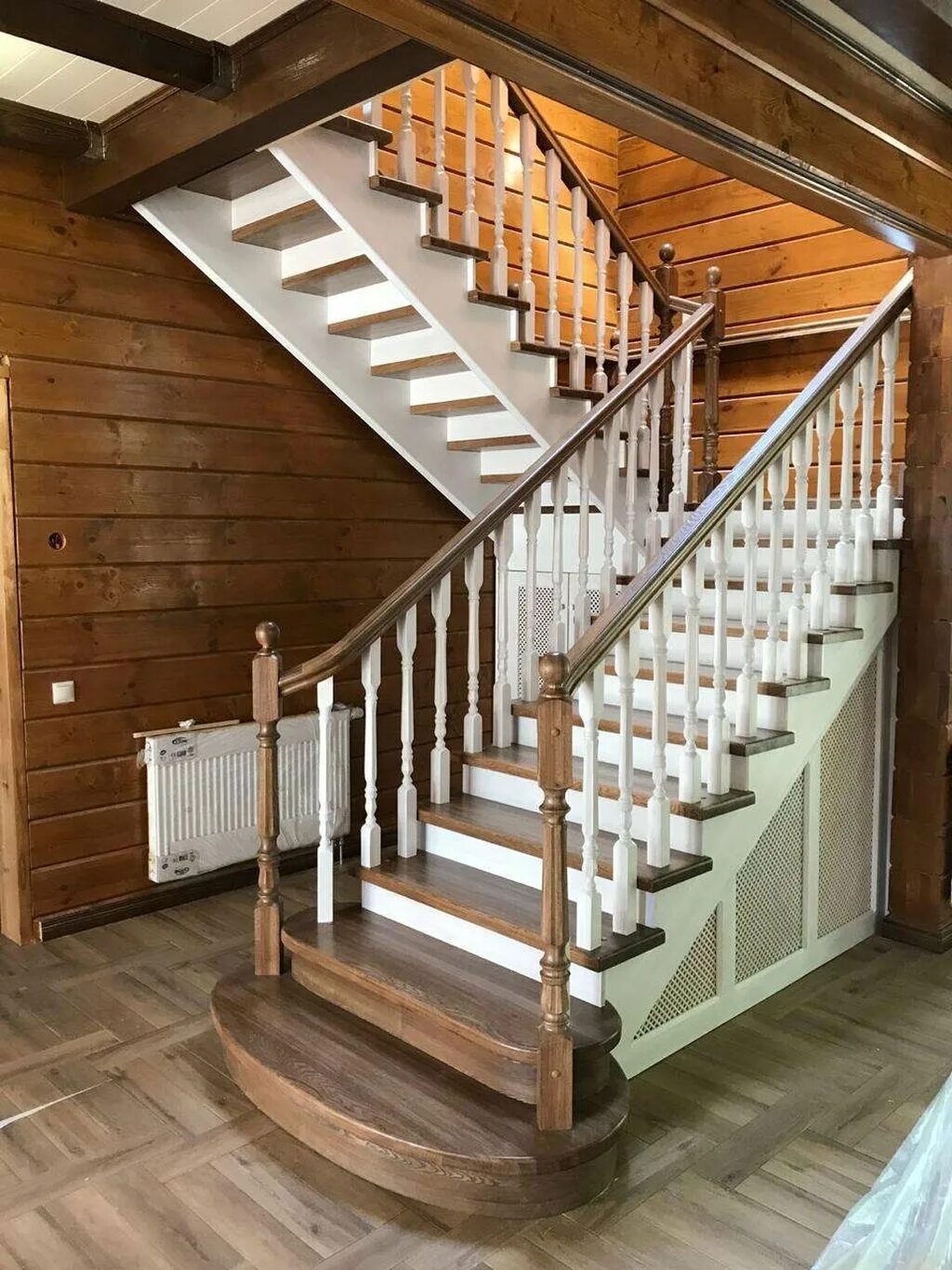 Лестницы для частного дома купить. Лестница в доме. Лестница всдерквянном доме. Лестница деревянная. Лестница деревянная на второй этаж.