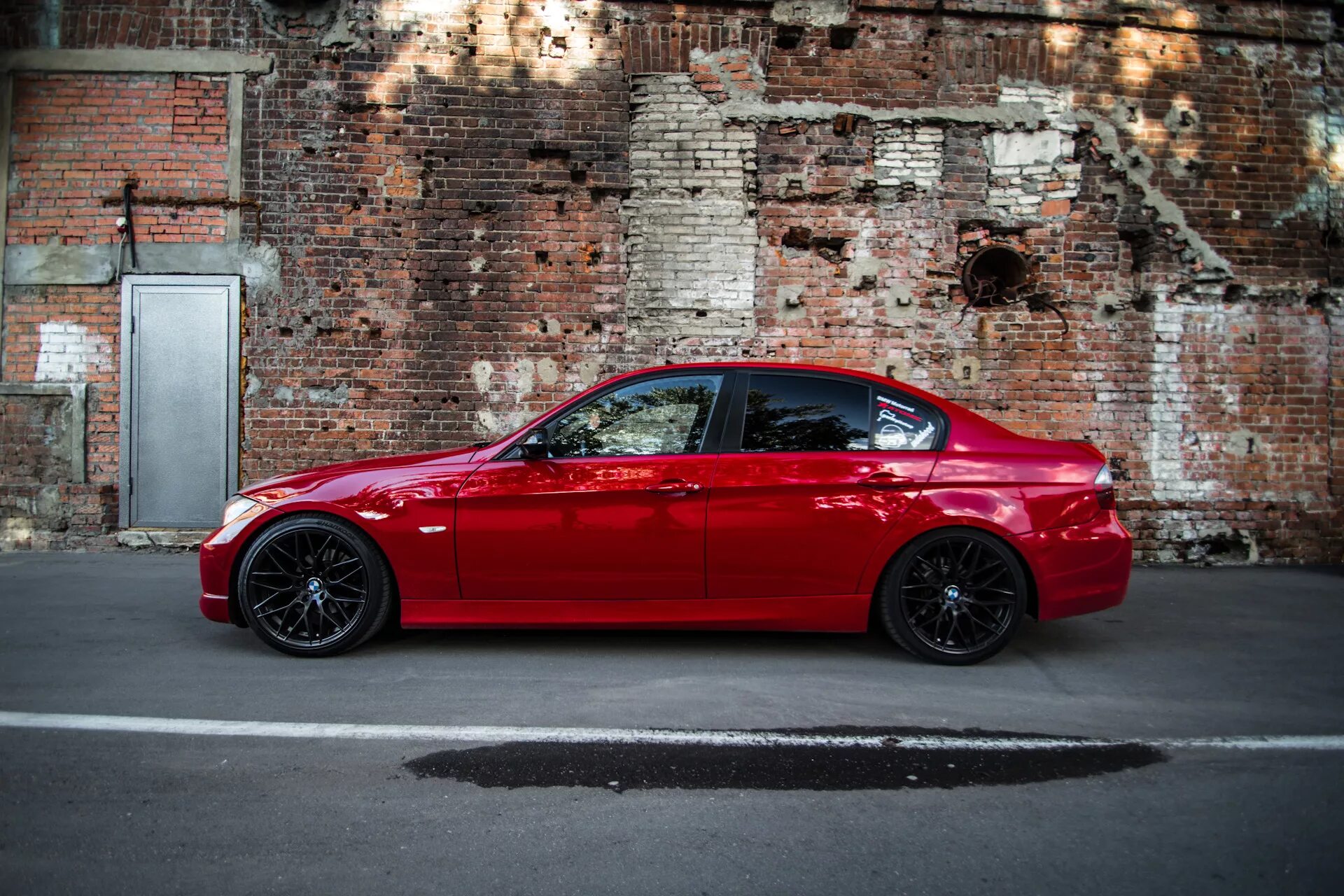 BMW e90 Red. БМВ е90 красная. BMW e90 красная. БМВ е90 м3 красная.