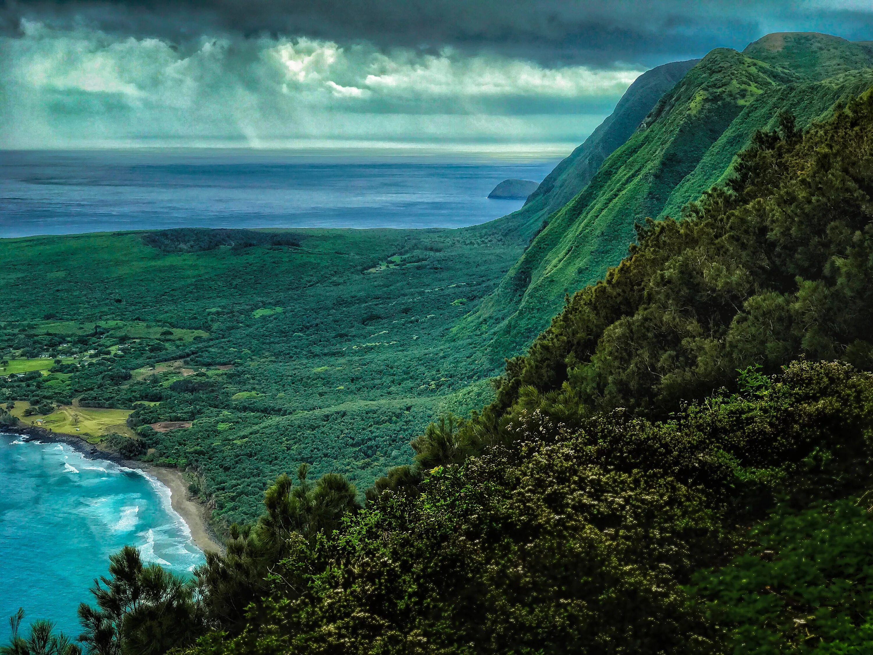 Горы и океан место. Остров кауаи (kauai). Оаху гавайские острова (сша). Оаху гавайи горы. Кауаи остров водопады.