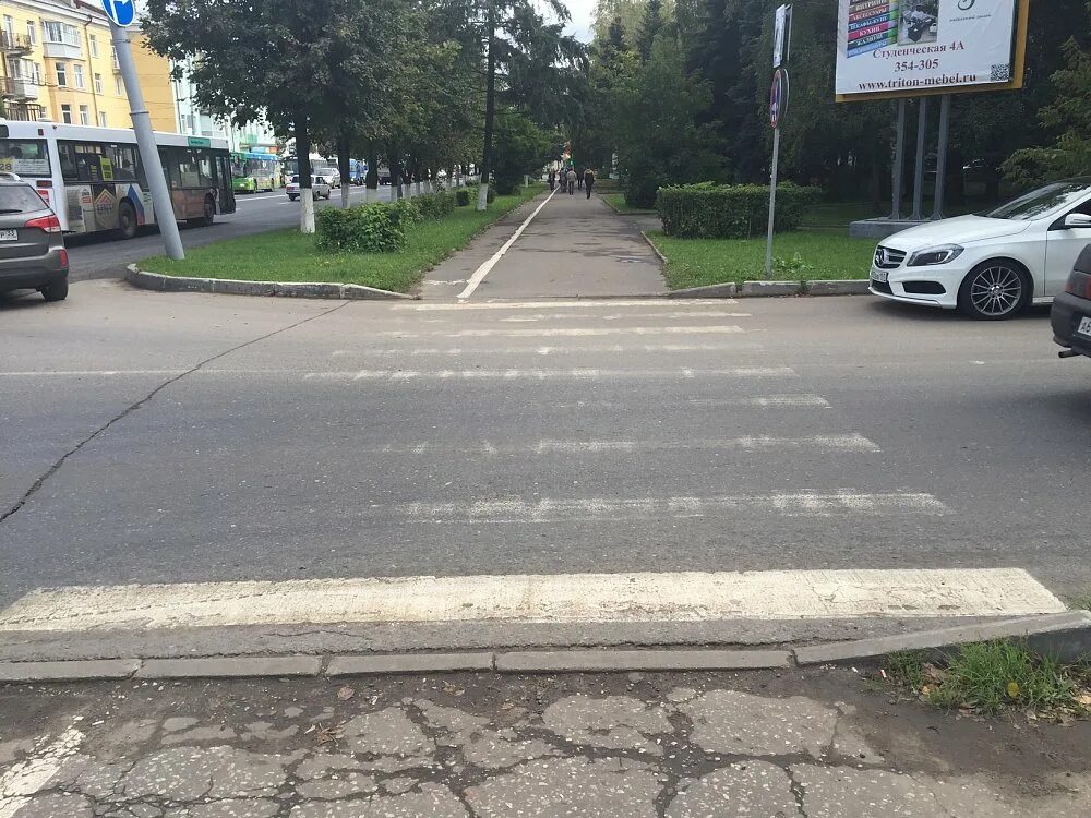 пандус в метро. подземный переход. незаметные переходы. подземный пешеходный. ступени метро.