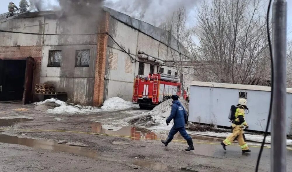 Склад МЧС. Самовозгорание на складе. Сгоревшее складское помещение Игральная 2. Сгорело складское помещение на базовом проезде. Пожар автоматика