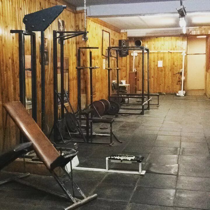 Эйс кронштадт тренажерный зал. Старый тренажерный зал. Старый тренажерный зал. Подвальная качалка. Подвальная качалка.