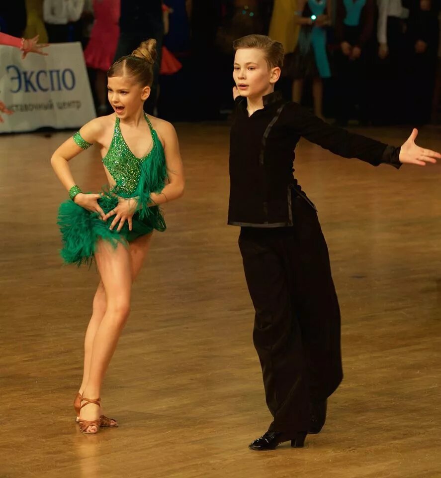 бальные танцы латина юниоры. платья для бальных танцев юниоры 1 латина. юниоры 1 бальные танцы 2022. бальные танцы латина юниоры. бальные платья латина юниоры 1.