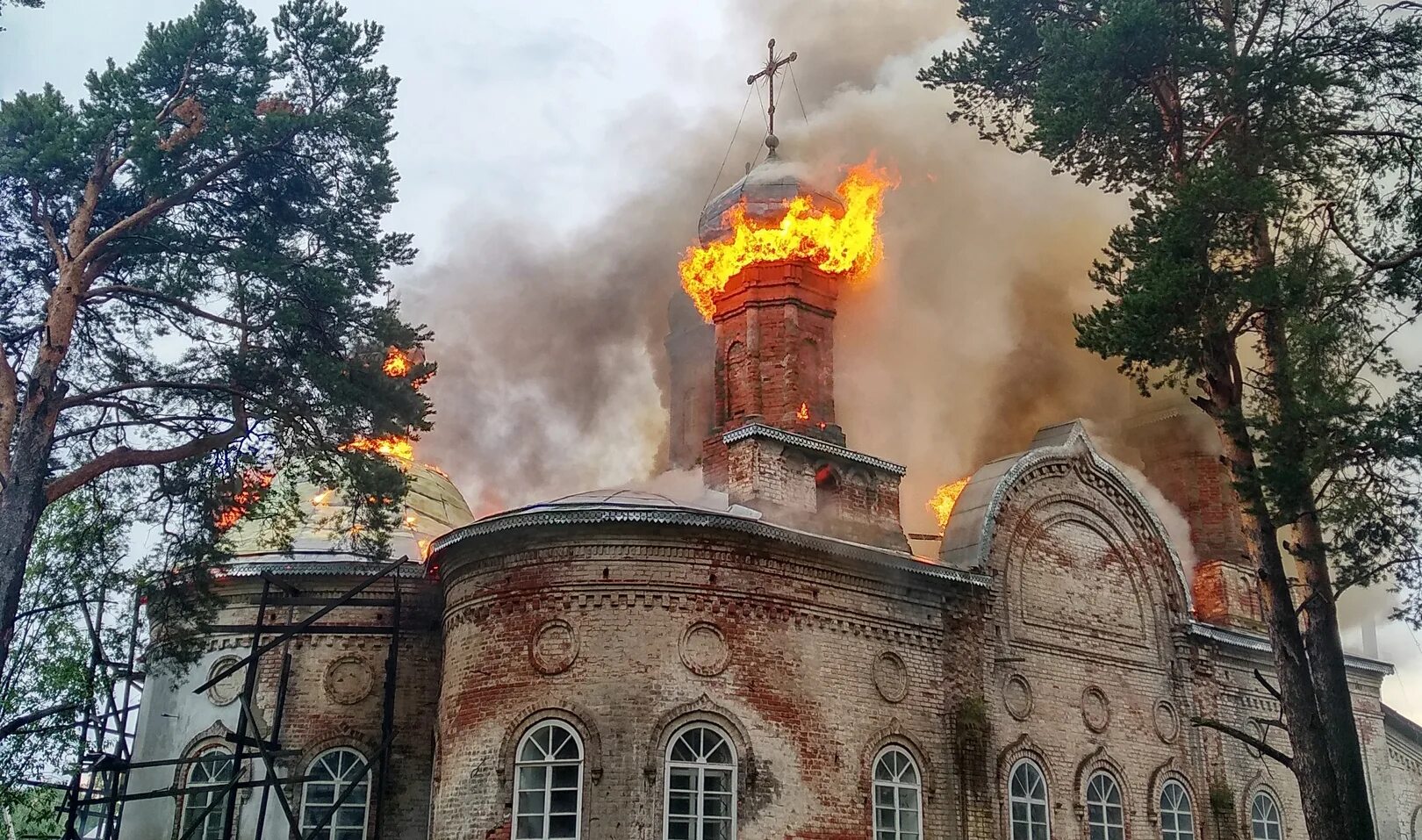 Церковь Успения Пресвятой Богородицы Кичменгский городок. Церковь Кич городок. Кич городок Церковь пожар. Кичменгский городок Церковь сгорела.