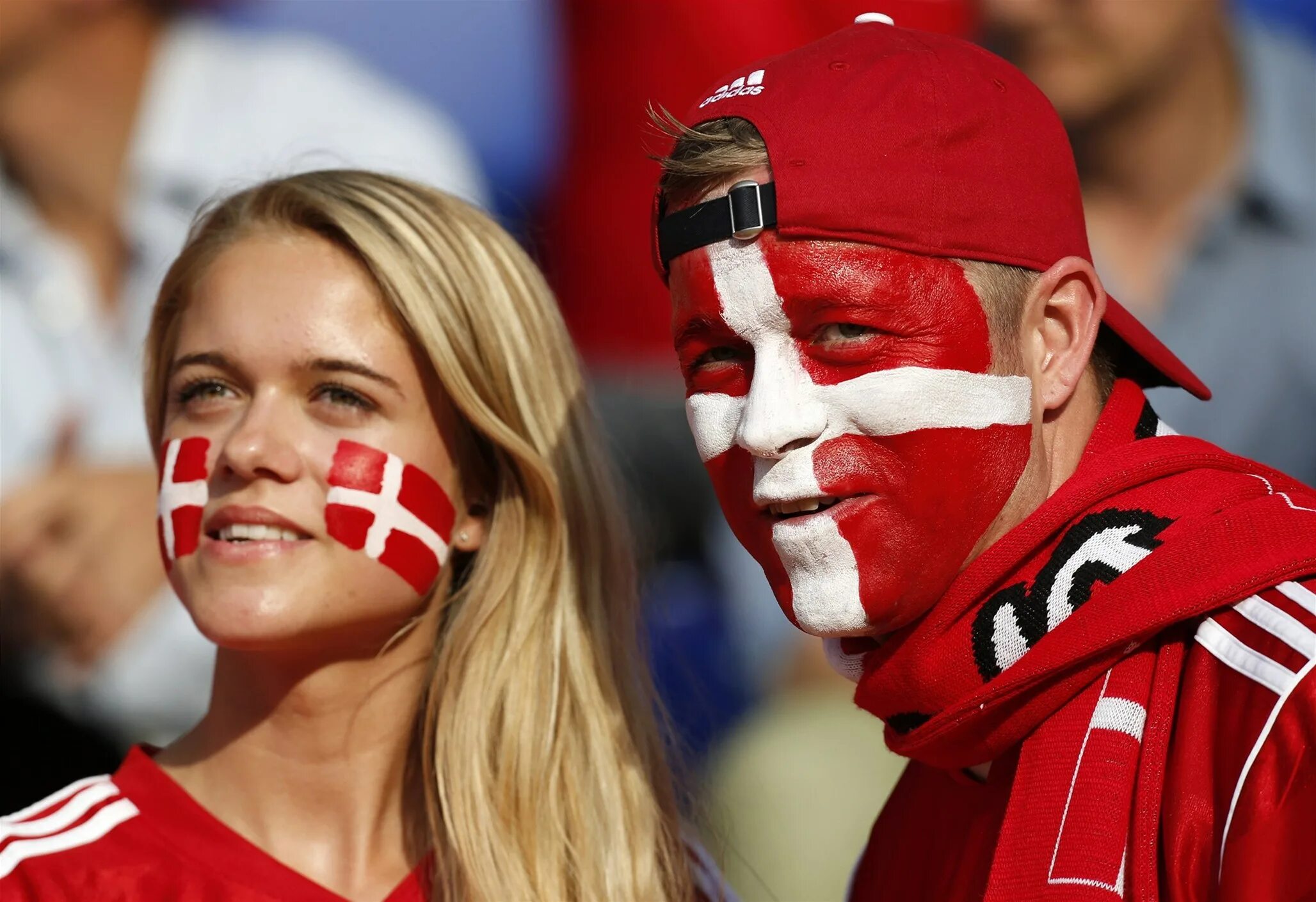 Что в дании влюбленные посылают. С днем влюбленных. Красивая пара. Датчане внешность. Влюбленная пара сидит на крыше.