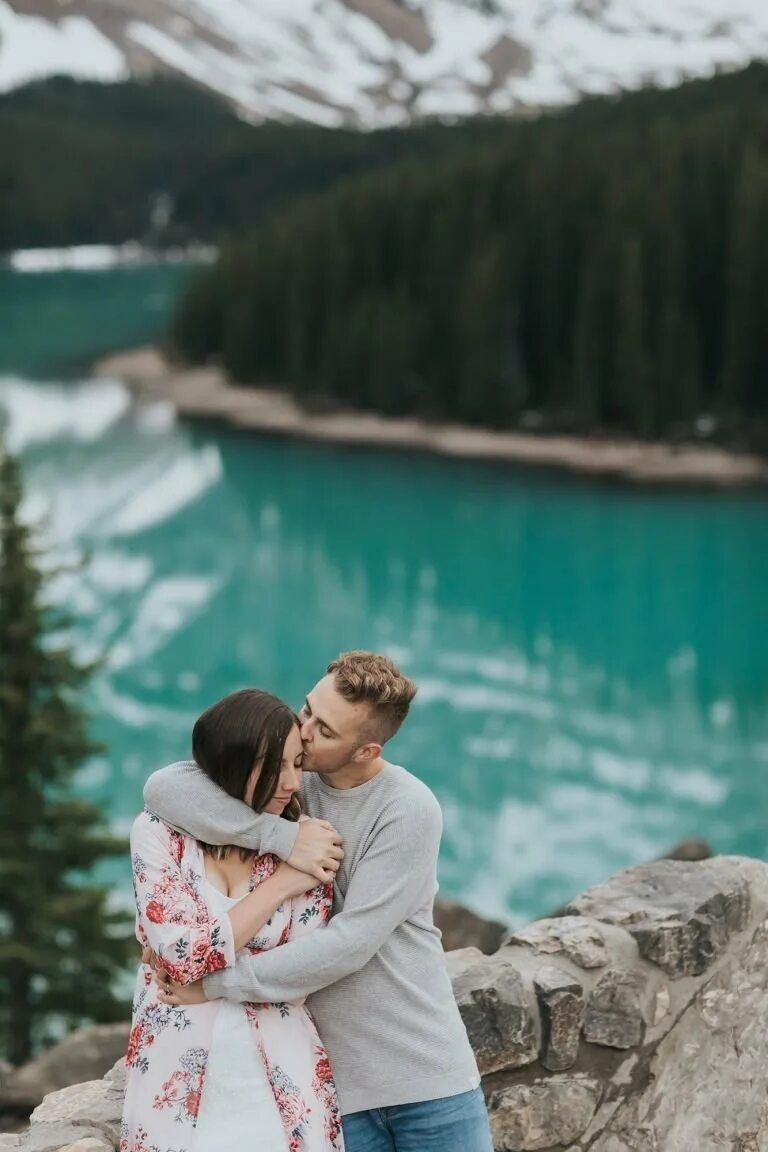 Влюбленные пары в горах. Романтика в горах. Гора любви. Влюблённая пара в горах. Влюбленные в горах.