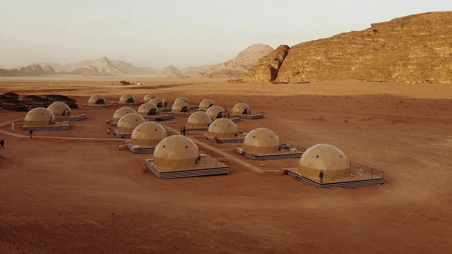 Марсианские контейнеры мир. Глэмпинг на Марсе. Купольный отель в пустыне Вади рам. Иордания пустыня Вади рам гостиница. Глэмпинг пустыня Вади рам.