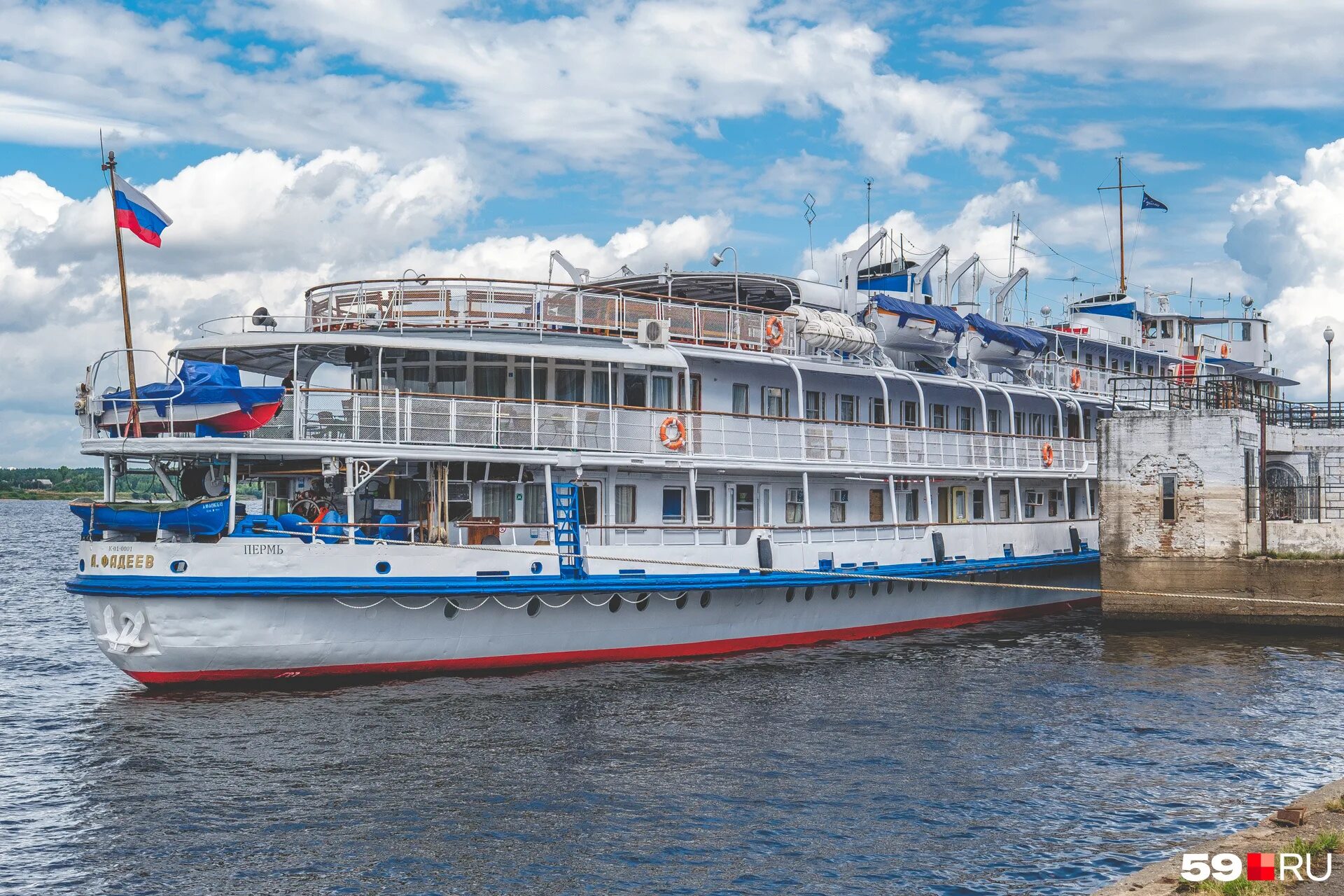 Круиз на теплоходе. На теплоходе установлен. Кататься на теплоходе. На теплоходе установлен. Развлечения на теплоходе.