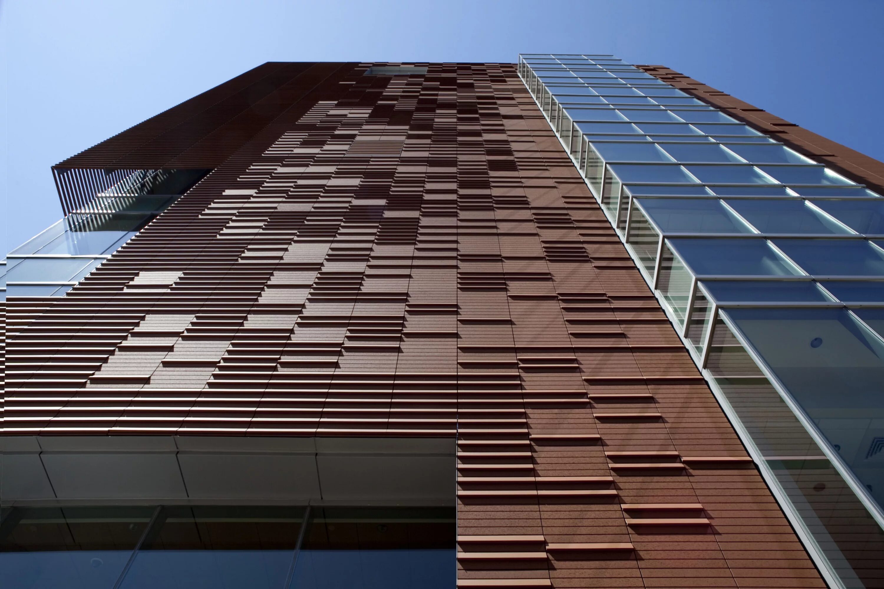 Брутализм в экстерьере. Хайтек фасад травертин. Современные материалы для отделки фасадов. Архитектурные сооружения из стекла. Здания из разных материалов.