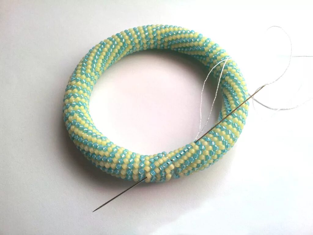 Кольцо 240385. Кольцо из жгута. Браслет из крупного бисера. Кольцо жгут. Кольцо жгут из серебра.