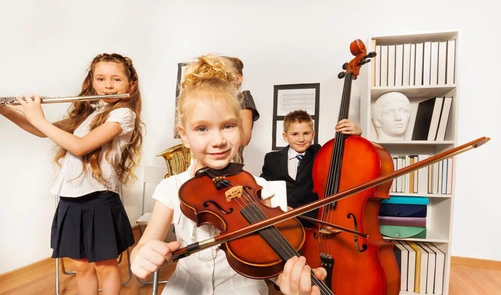 Музыкальный кружок в школе. Коллектив музыкантов играющих на инструментах. Ансамбль музыкальных инструментов. Музыкальный брасс ансамбль. Коллектив музыкантов играющих на инструментах.