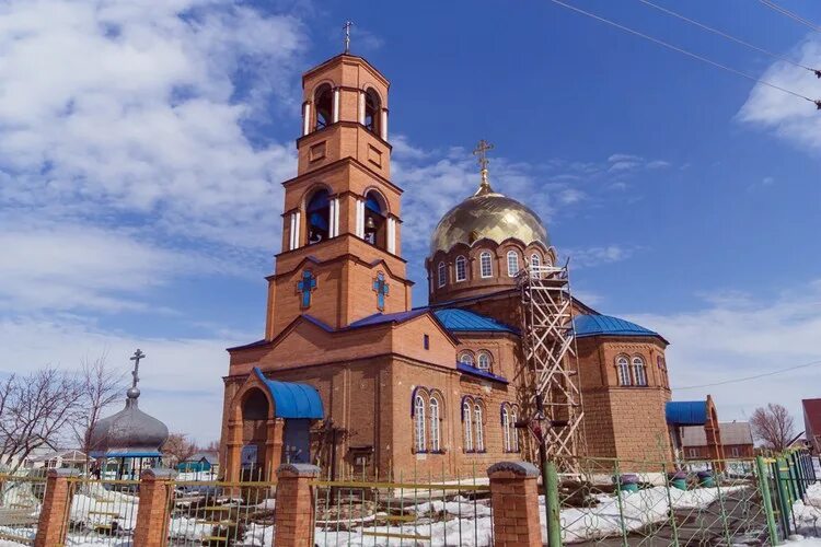 Подслушано рощинский самарская. Храм Утевка Самарская область. Храм Святой Троицы в селе утёвка. Село Утевка Нефтегорский район. Утевка Троицкая Церковь.