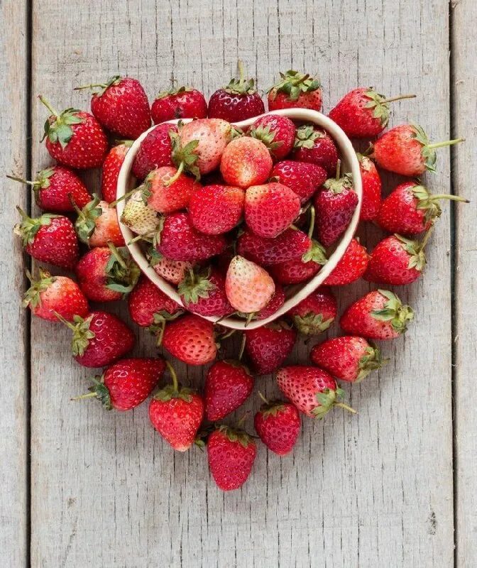 ягода любви. сердце из клубники. красивые фрукты и ягоды. ягоды в руках. ягода любви.
