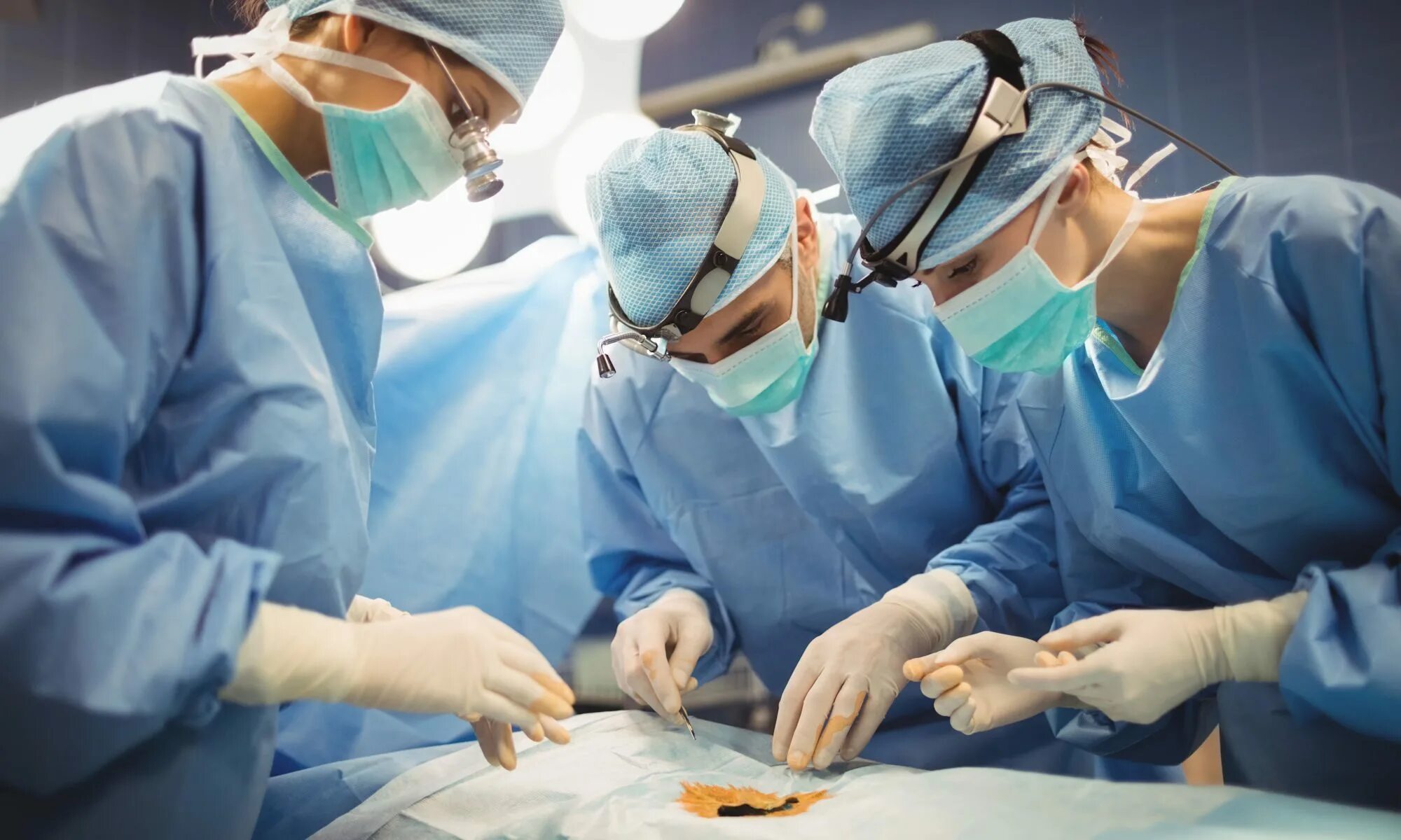 Хирургическая операция. Одежда хирургов в операционной. Операция в операционной. Одежда хирурга на операции.