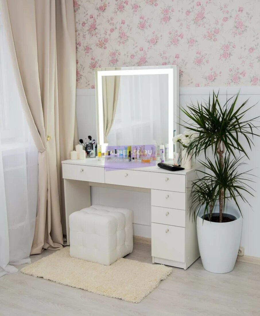 Столик в спальню с зеркалом и подсветкой. Стол туалетный Jane с зеркалом sb185dc. Туалетный столик Фрэнсис Smart. Гримерный столик 120 см 1203/120.