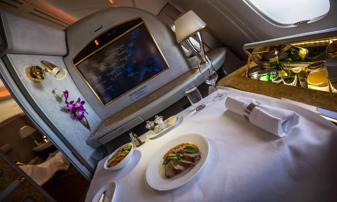 First class going first class. Первый класс Эмирейтс а380. Emirates first class a380. Airbus a380 first class Emirates. Airbus a380 Emirates первый класс.