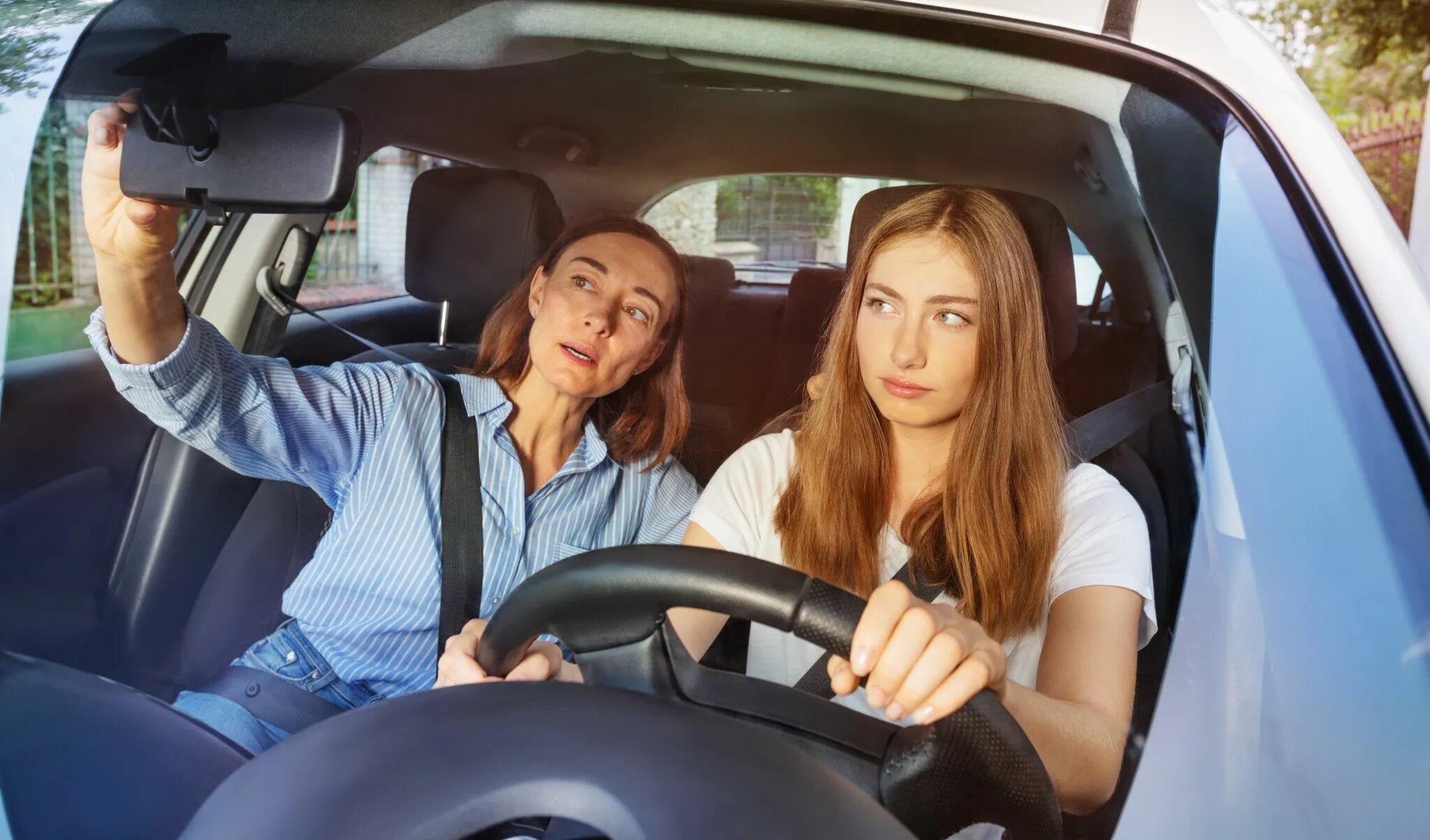 During driving. Автошкола девушка. Уроки вождения. Уроки вождения для начинающих. Первый урок вождения.