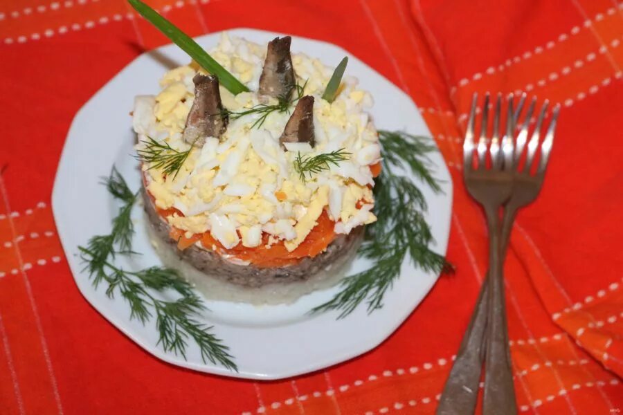 Салат со шпротами. Салат из шпрот. Салат со шпротами и плавленным сыром. Салат со шпротами слоями