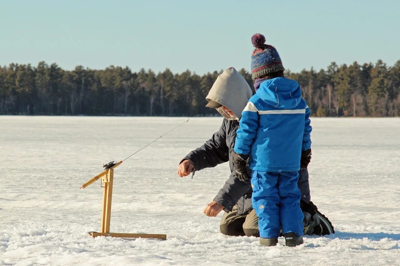 Start ice. Дети на рыбалке зимой. Саскачеван рыбалка. Spray Lake Fishing & Ice Fishing. Рыбачил корень.