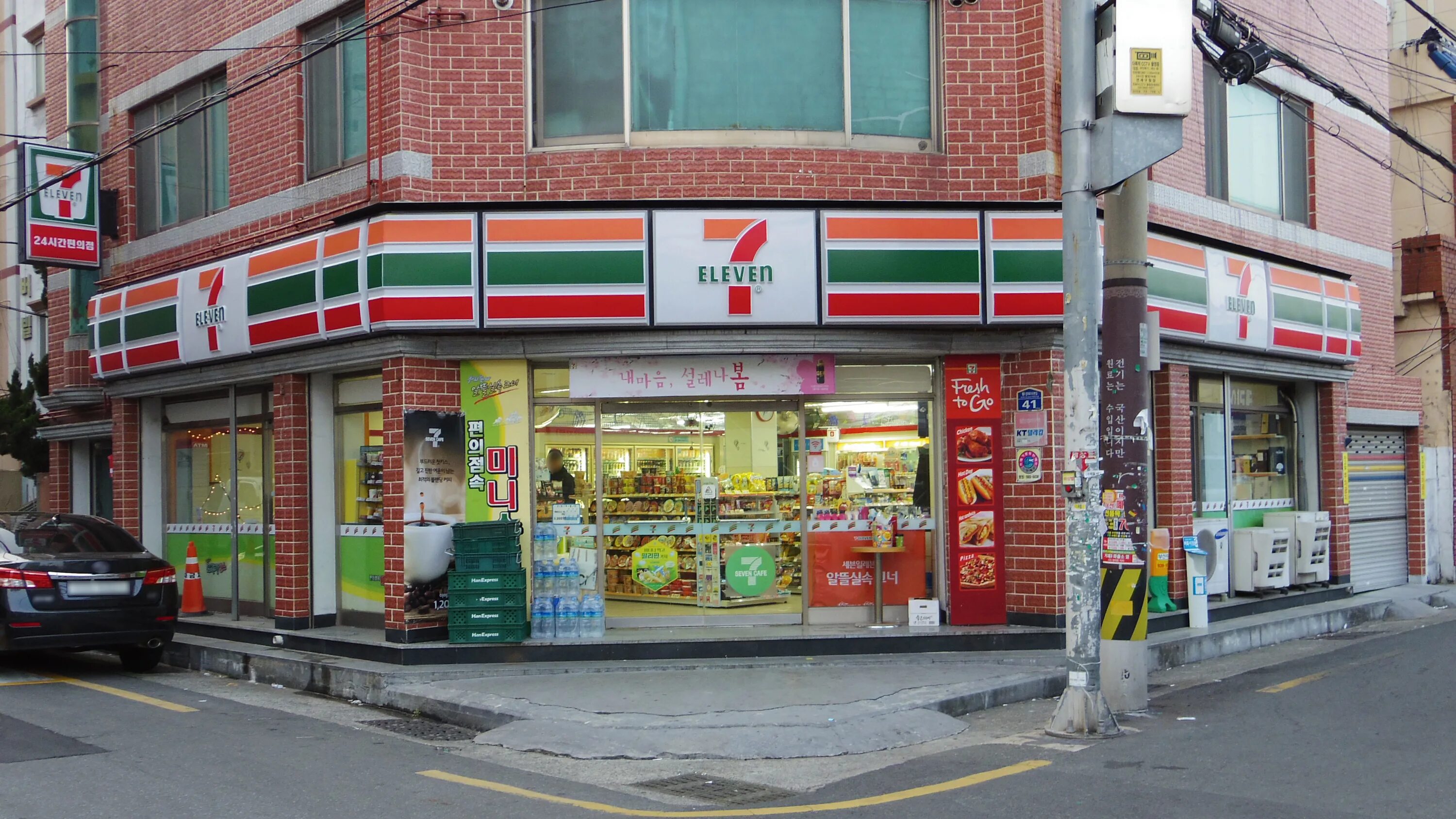 7 11 shop. 7-11 Севен Элевен. 7 Элевен магазин. 7 Eleven Корея. 7 Eleven США.