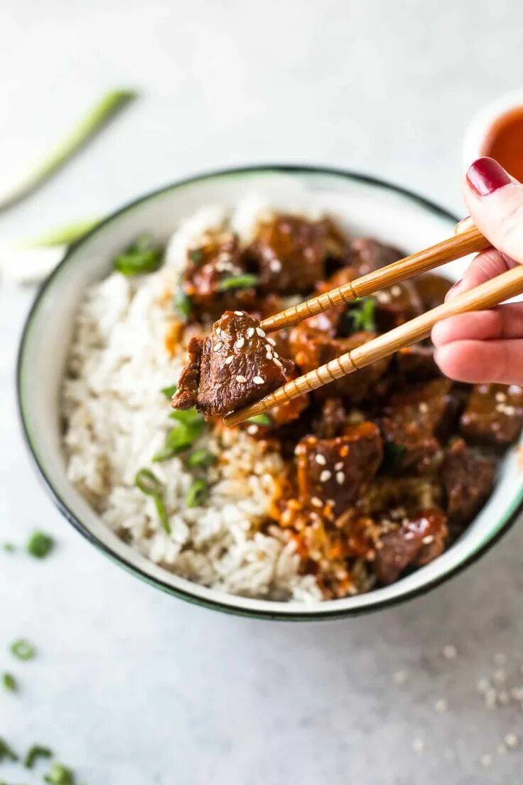 Meat rice. Корейские блюда с рисом. Рис с мясом. Блюдо с рисом и мясом. Корейская еда рис с мясом.