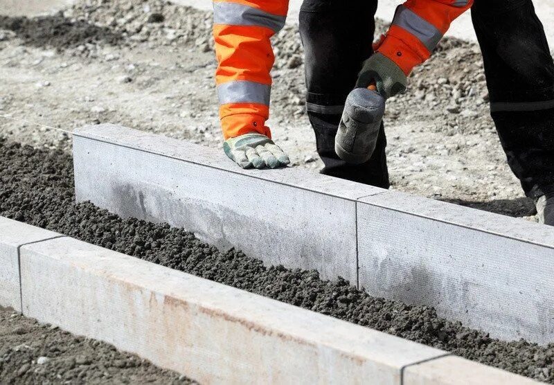 Установка бордюров под тротуарную